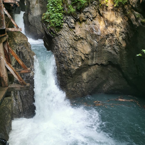 BODYART-Waterfall